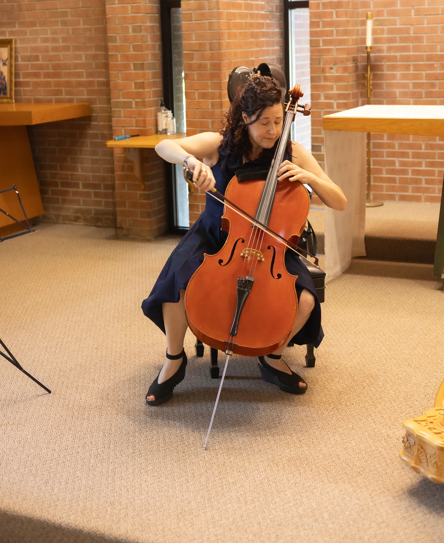Amy Barston playing cello